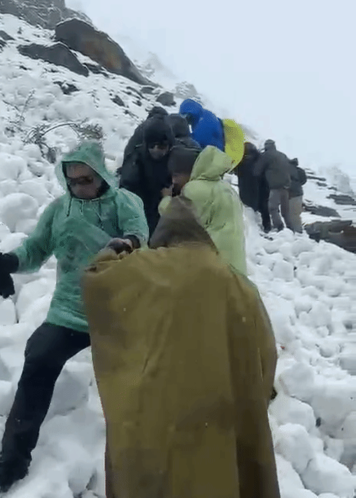 उत्तराखंड के उत्तरकाशी में बर्फबारी के बीच फंसे पर्वतारोहियों को सुरक्षित स्थानों पर पहुंचाया गया।