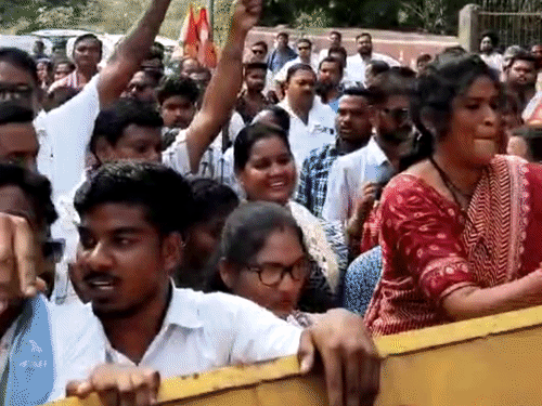 दुर्ग और रायगढ़ में कांग्रेस कलेकट्रेट का घेराव करने निकले हैं।