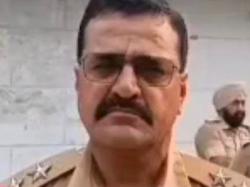 मामले को जानकारी देते पुलिस अधिकारी