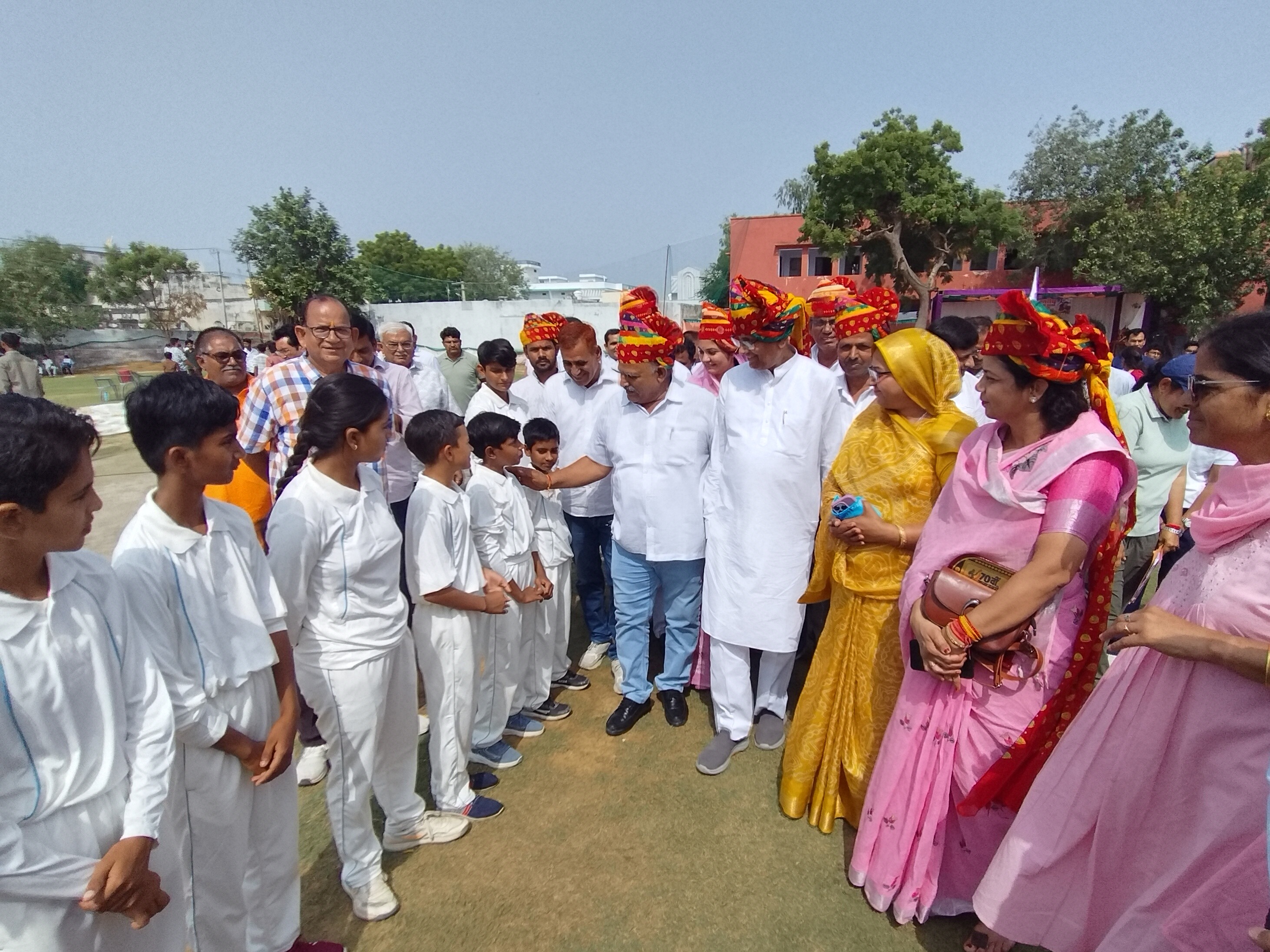 अतिथियों ने उदघाटन मैच के खिलाड़ियों से परिचय लिया