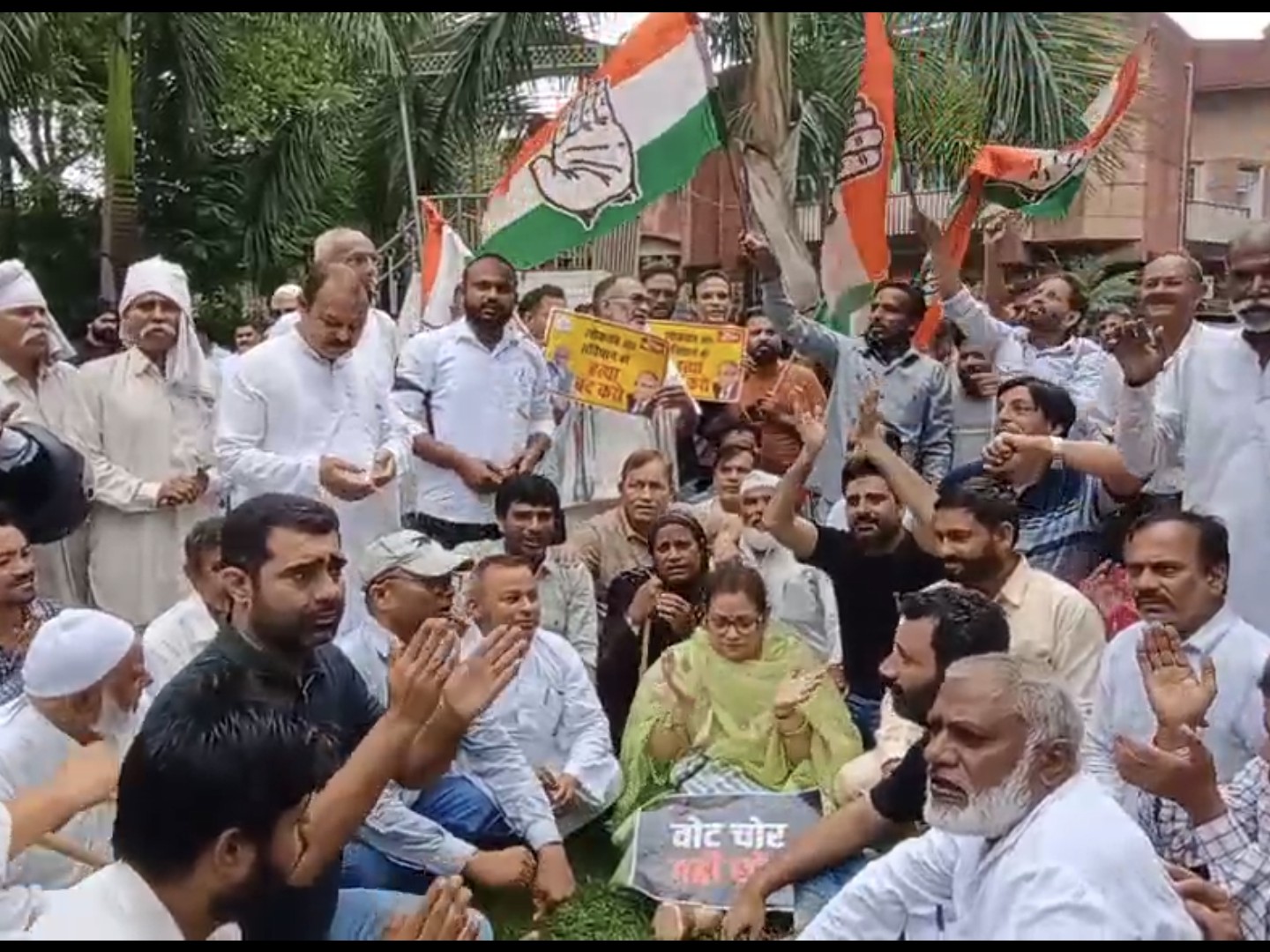 कलेक्ट्रेट के गेट पर कांग्रेस ने नारेबाजी की।
