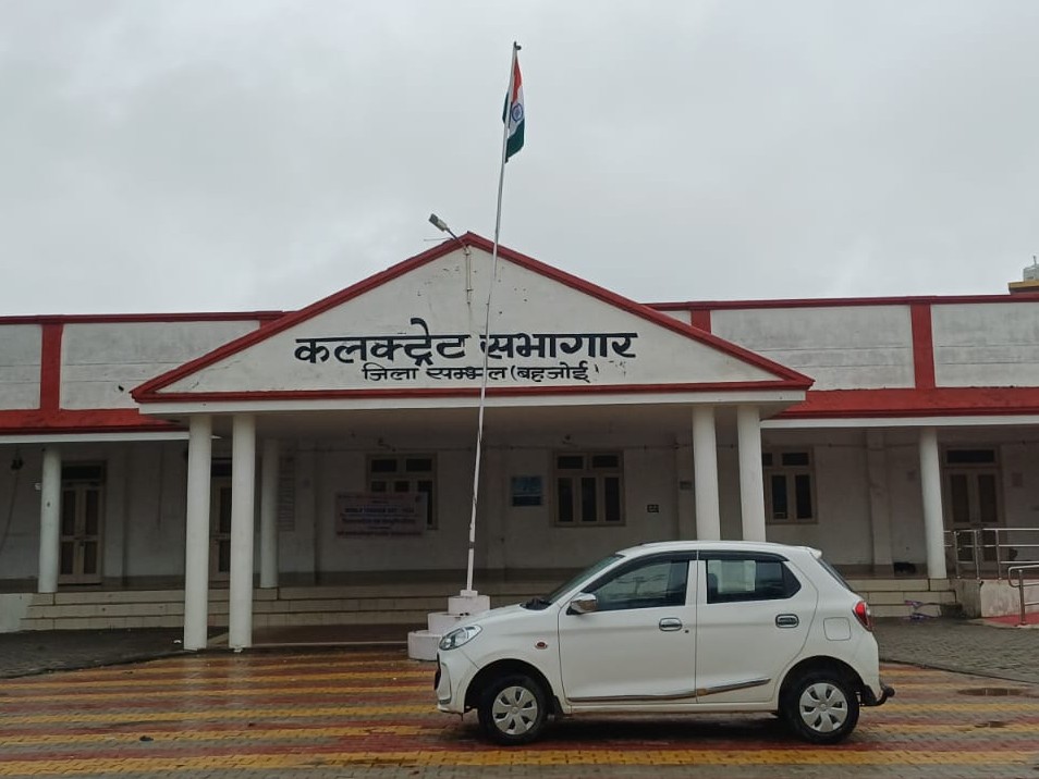 बहजोई में संभल का कलेक्ट्रेट है।