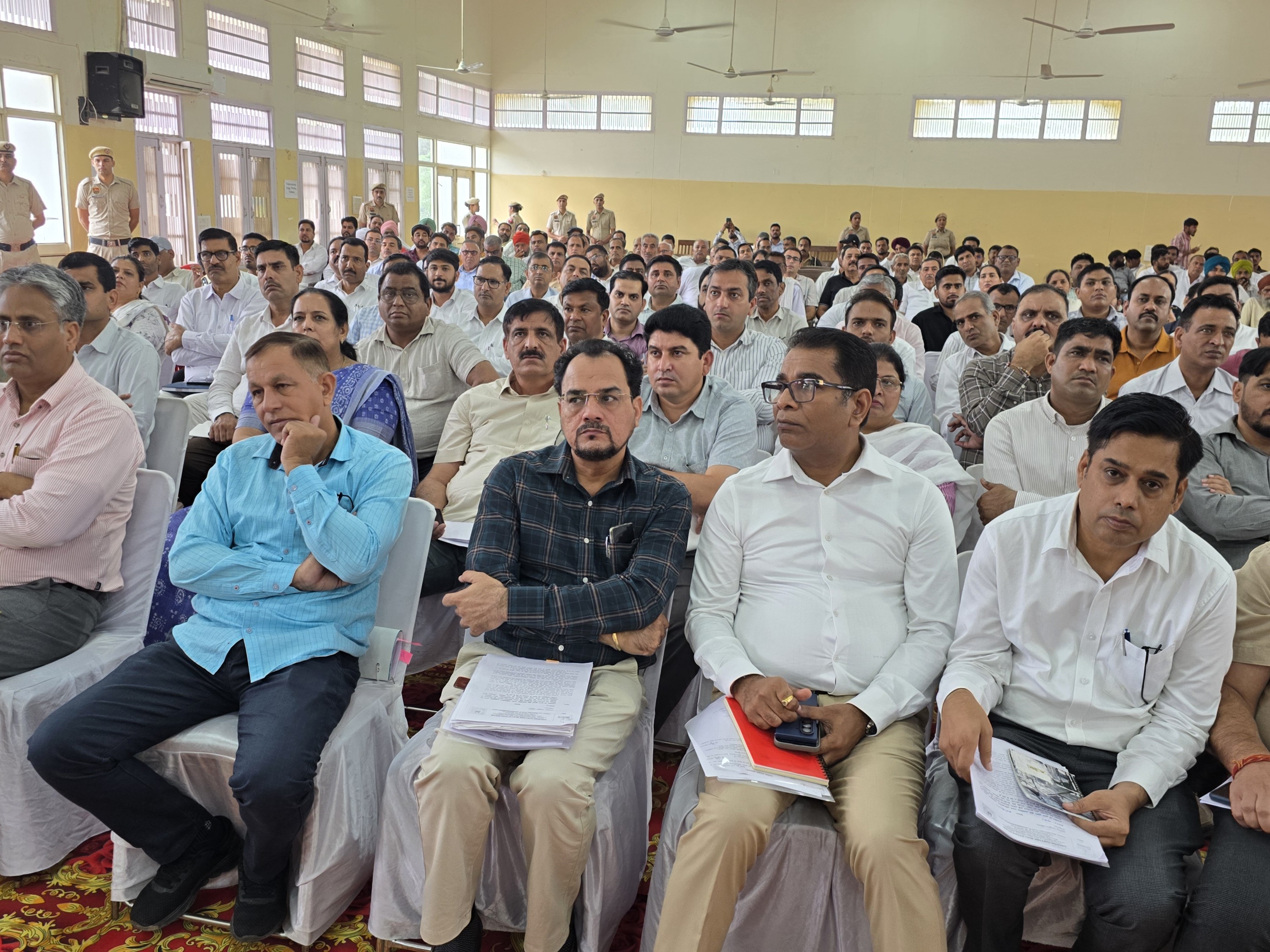 ग्रीवेंस कमेटी की बैठक में शिकायतें लेकर पहुंचे लोग और मौजूद अधिकारी।