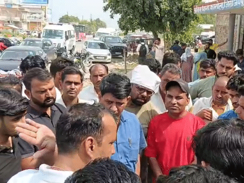 परिजनों ने सोमवार को कानोता थाने के बाहर विरोध-प्रदर्शन किया। इस दौरान पूर्व विधायक रामलाल शर्मा भी मौके पर पहुंचे।