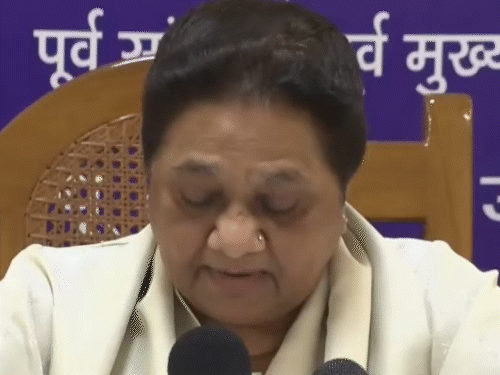 बसपा प्रमुख मायावती यांनी देशात बॅलेट पेपरद्वारे मतदानाची मागणी केली आहे.
