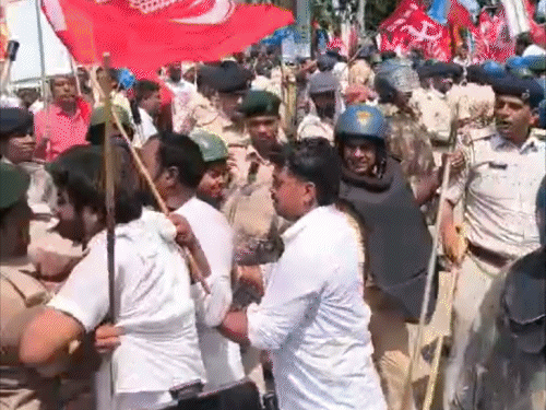 बैरिकेडिंग पर चढ़कर नारेबाजी, सांसद पप्पू यादव भी पहुंचे; डाकबंगला चौराहे पर कंटीले तार लगाए गए|पटना,Patna - Dainik Bhaskar