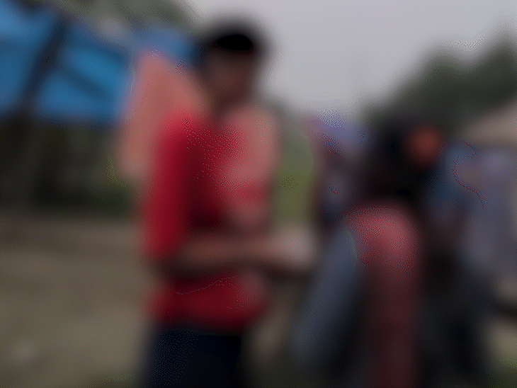 इन्वेस्टिगेशन के दौरान एजेंट से डील करती महिला रिपोर्टर।
