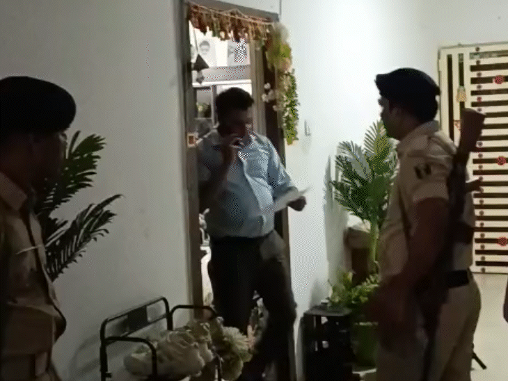 पटना में अधिकारी के घर में निगरानी की टीम पहुंची थी।