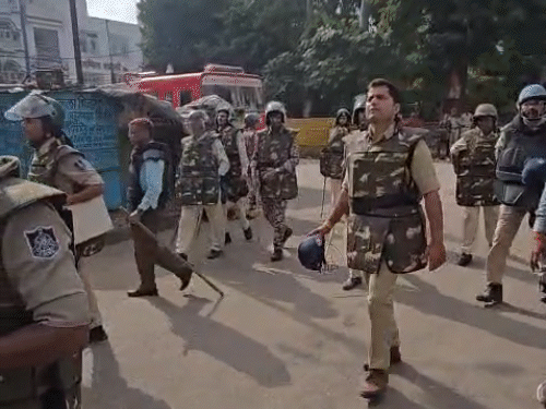 पुलिस अधिकारी मौके पर मौजूद हैं और स्थिति पर नजर रखे हैं।