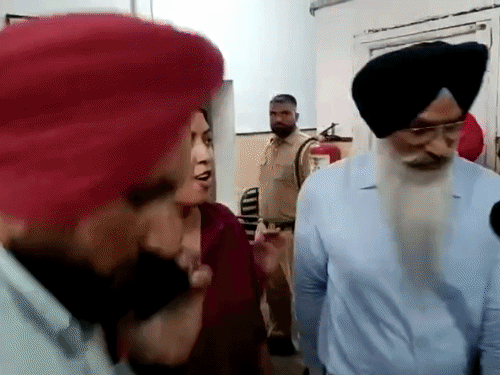 अदालत में पेश करने के बाद मीडिया से बातचीत करती एसएचओ सुनीता बावा। - Dainik Bhaskar