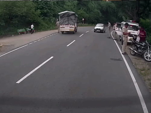 देहरा के जसवां परागपुर में सड़क किनारे गाड़ियों की जांच करते हुए पुलिस।
