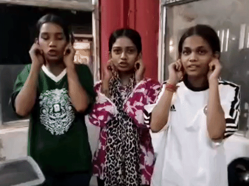 मारपीट करने वाली तीनों युवतियों से थाने में कान पकड़कर उठक-बैठक कराई गई।