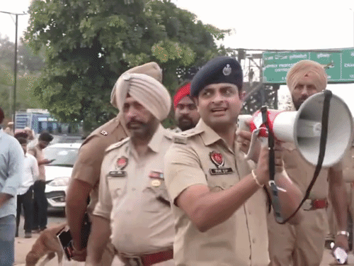 सोमवार सुबह LPU के बाहर हाईवे पर आवाजाही सामान्य है। यूनिवर्सिटी के बाहर भारी पुलिस फोर्स तैनात की गई है। डीजीपी गौरव यादव ने यूनिवर्सिटी पहुंचकर मीडिया से बात की। एसएसपी गौरव तूरा ने पुलिस फोर्स को गाइड किया।