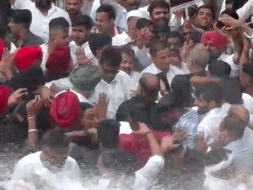 अशोक गहलोत-डोटासरा समेत कांग्रेस नेताओं ने आगे बढ़ने की कोशिश की तो पुलिस ने वाटर कैनन चला दी।
