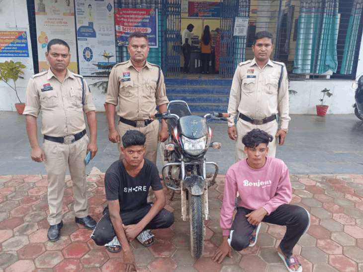 पूछताछ में 4 चोरियों का खुलासा, बिना-नंबर की बाइक से भाग रहा था, घेराबंदी कर पकड़ा|बिलासपुर (छत्तीसगढ़),Bilaspur (Chhattisgarh) - Dainik Bhaskar