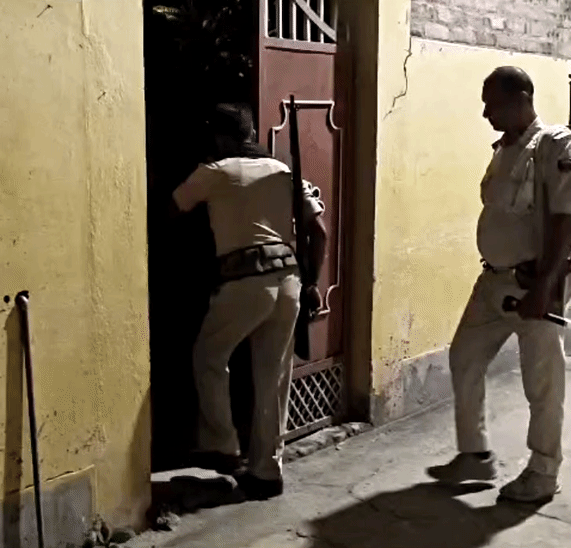 घर पर पुलिस के जवान निगरानी रख रहे थे, किसी को अंदर-बाहर करने नहीं दिया था।