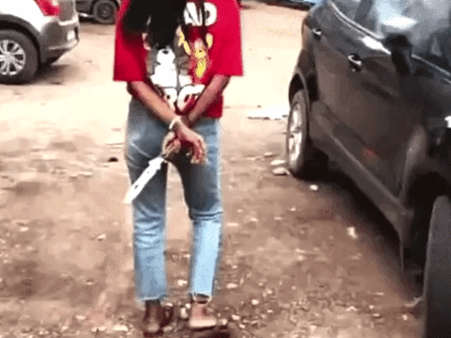 युवती हाथ में चाकू लेकर लहराती दिख रही है।