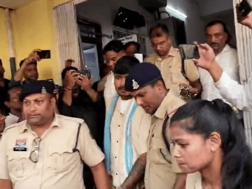 कोर्ट से बाहर निकलते हुए मुख्य आरोपी कुलदीप साहू।