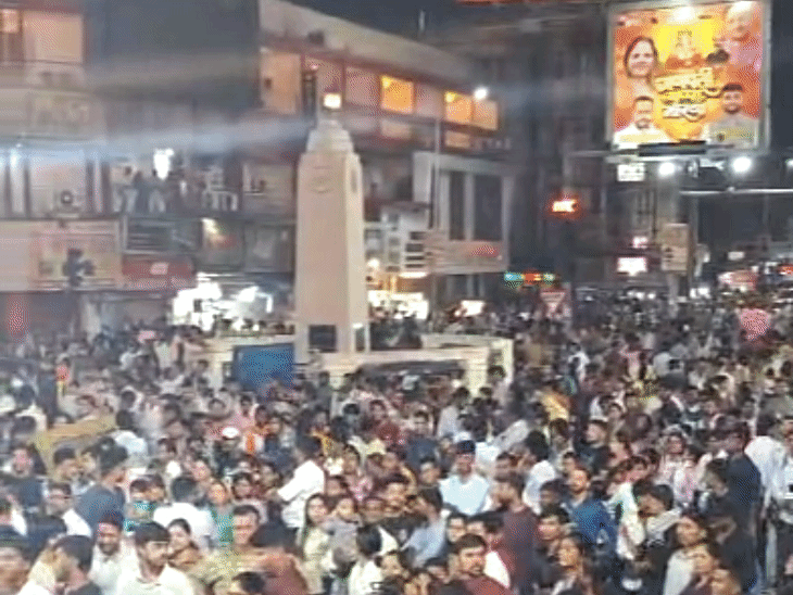 झांकी देखने जयस्तंभ चौक पर लोगों की भीड़ उमड़ पड़ी है