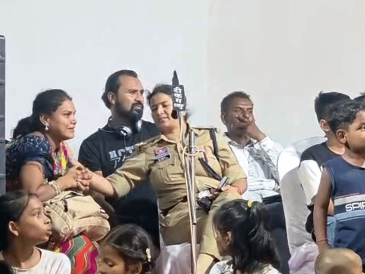 परिवार से बिछड़ी महिला को समझाते हुए डीसीपी अर्चना झा।