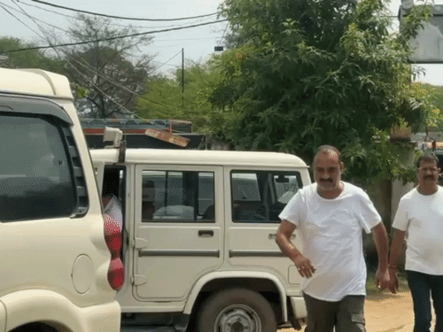 आरोपियों को थाने लाया गया, जहां उनसे पूछताछ की गई।