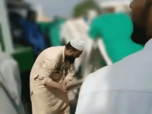 सड़क चौड़ीकरण के रास्ते में आने वाले हिस्से को तोड़ा जा रहा है।