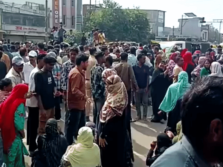 अफवाहों के बीच समुदाय विशेष के लोगों ने सड़क पर चक्काजाम भी किया।