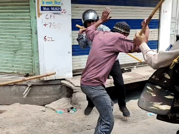 उपद्रवियों पर पुलिस ने लाठी का प्रयाेग भी किया।