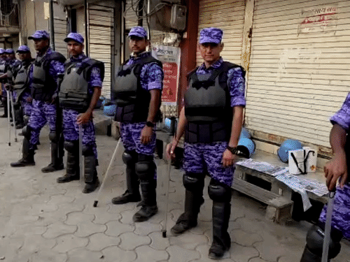 पुलिस बल और आरएएफ की टुकड़ियां भी तैनात की गईं।