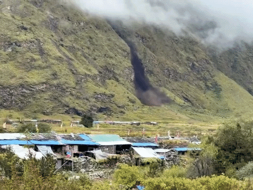 नेपाल में कई जगह भूस्खलन की घटनाएं हुई हैं।