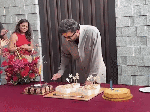 रामबीर ने तीन बड़े केक एक-एक करके काटे।