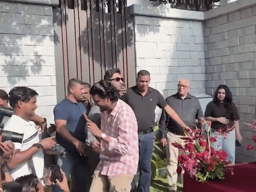 रणबीर ने घर से बाहर आकर पैपराजी का अभिवादन किया।