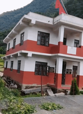 भारी बारिश के बाद गालकोट नगरपालिका का वार्ड कार्यालय दाराम नदी में गिर गया।
