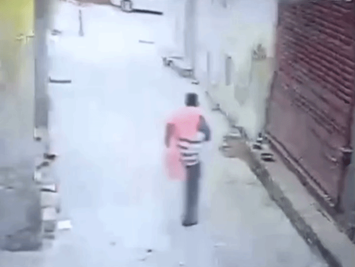 चांदी के कड़े चोरी करने के बाद भगाता हुआ एक चोर