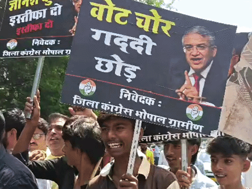 ‘वोट चोर, गद्दी छोड़’ के पोस्टर लेकर पहुंचे।