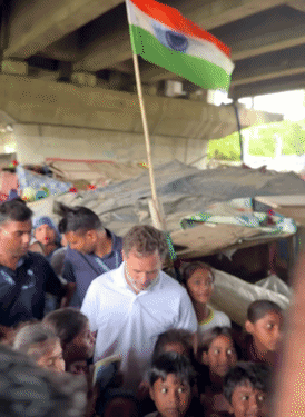 पुल के नीचे बनी झुग्गी के बच्चों के साथ राहुल ने फोटो भी क्लिक करवाईं। एक झुग्गी में तिरंगा लगा हुआ नजर आया।