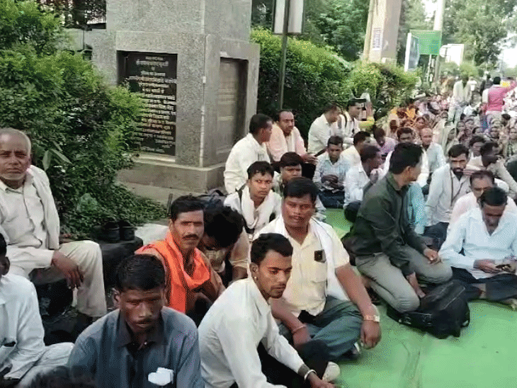 बीजेपी दफ्तर में धरने पर बैठे आउटसोर्स और अस्थायी कर्मचारी। - Dainik Bhaskar