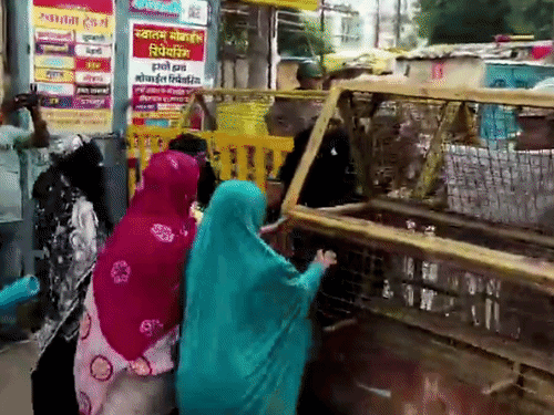 महिलाओं ने बैरिकेडिंग हटाने की कोशिश की। इस दौरान जवानों के साथ झड़प हो गई।