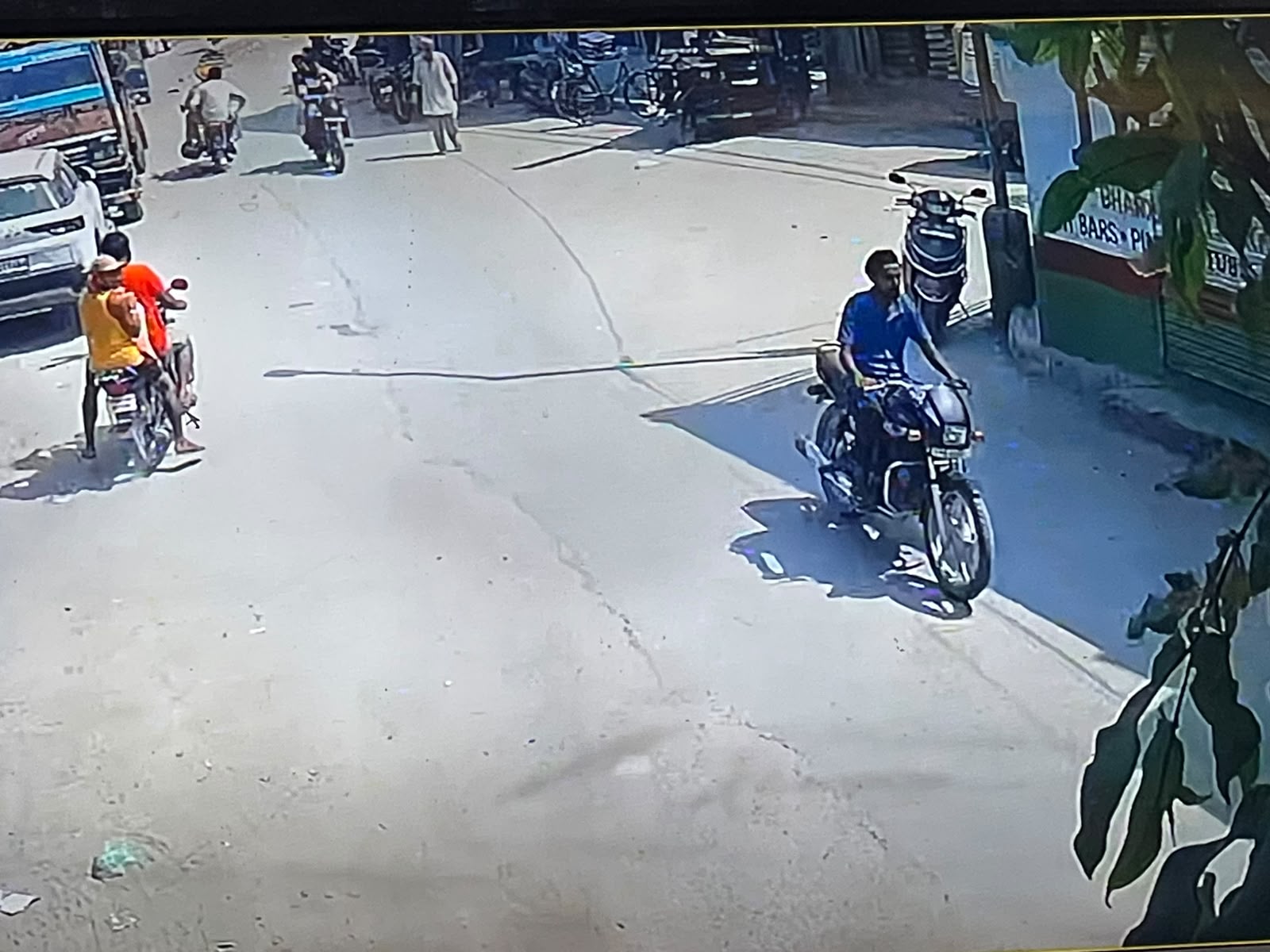 अमरपुरा बस्ती से मोटरसाइकिल चोरी कर ले जाता हुआ चोर