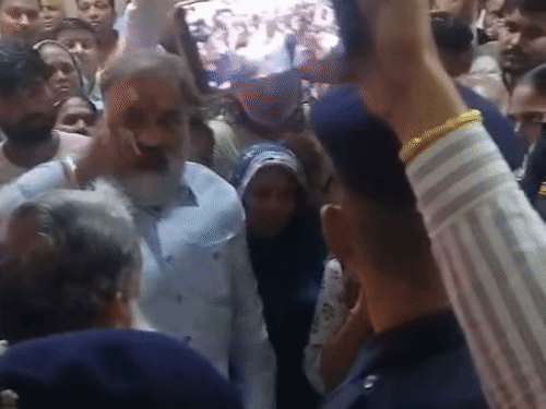 अस्पताल पहुंचे मंत्री अनिल विज के सामने लोगों ने हादसे पर कड़ी नाराजगी जताई। उधर, पूर्व केंद्रीय मंत्री विनोद शर्मा मृतकों के परिवारों के साथ अस्पताल में धरने पर बैठे।