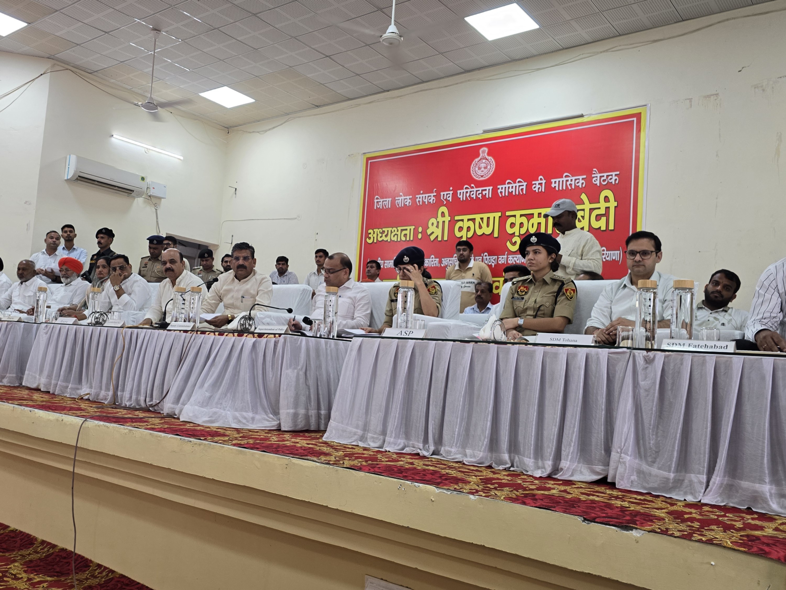ग्रीवेंस कमेटी की बैठक में शिकायतें सुनते हुए कैबिनेट मंत्री कृष्ण बेदी।