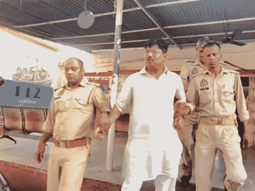 सपा नेता रिश्तेदार के घर पर छिपा था। छापा मारकर पुलिस ने उसे पकड़ा।