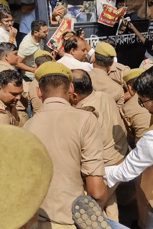 प्रदर्शनकारियों को पुलिस टांगकर ले गई।
