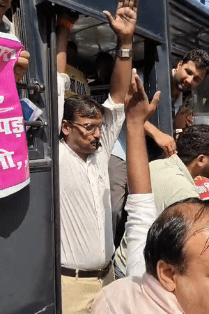 प्रदर्शनकारियों ने ‘ऐसी क्या मजबूरी है-आरक्षण की चोरी है’ और ‘पिछड़ा आयोग ने माना है-आरक्षण घोटाला है’ जैसे नारे लगाए।