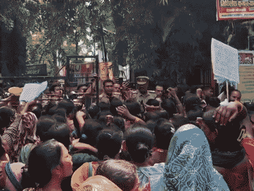 वाराणसी में कलेक्ट्रेट पहुंची समूह सखियां। मानदेय 2 हजार से 20 हजार करने की मांग। - Dainik Bhaskar