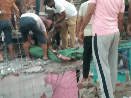 आसपास के लोगों ने मलबे में दबे लोगों को बाहर निकालना शुरू किया।