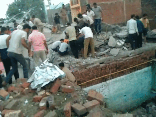 घटना कैसे हुई, यह अभी पता नहीं चल पाया। धमाके के बाद लोग अपने घरों से बाहर निकले।