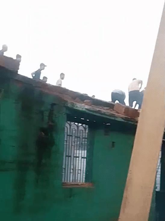 गैस सिलेंडर फटने से दो मंजिला मकान भरभराकर गिरा। चारों तरफ धुआं फैल गया।