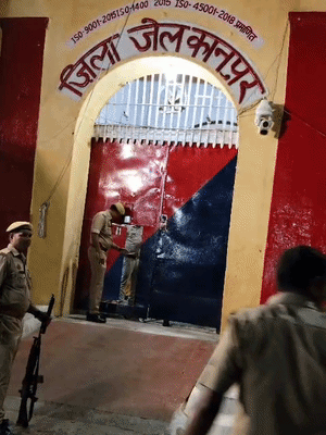 ये शालू के कानपुर जेल से निकलने की पहली फुटेज है। वह सोमवार शाम 7.30 बजे जेल वह से बाहर निकली। गेट पर सिपाही को हाथ में लगी मुहर दिखाई।