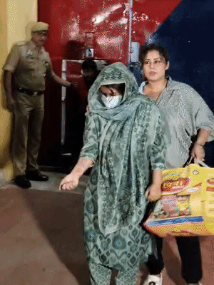 पुलिस और परिवार वालों ने शालू से मीडिया वालों को बात नहीं करने दी।